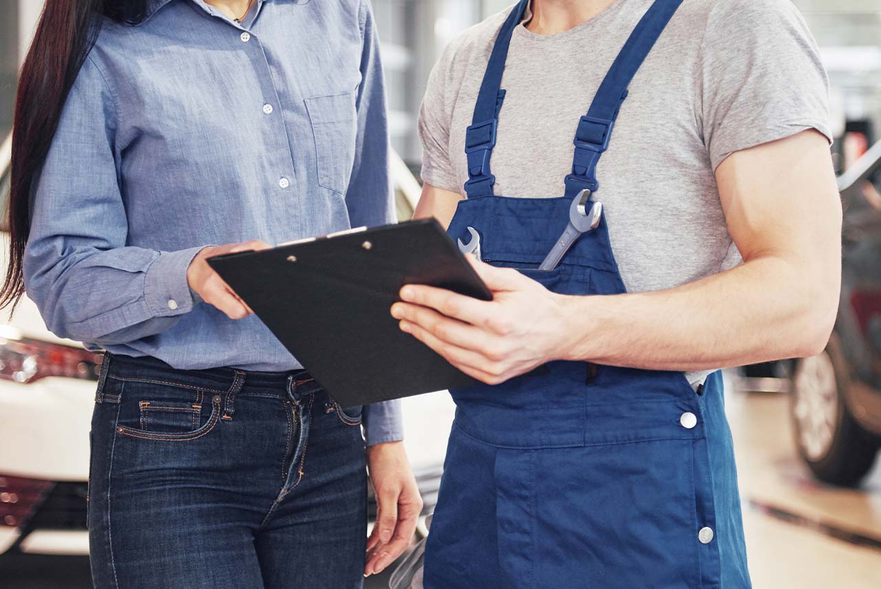 Inwestor i technik sprawdzają dokumentację