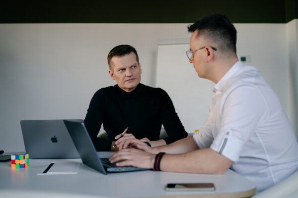 AI Act w&nbsp;praktyce marketera – co&nbsp;regulacja UE oznacza dla marketingu AI w&nbsp;2026 roku?