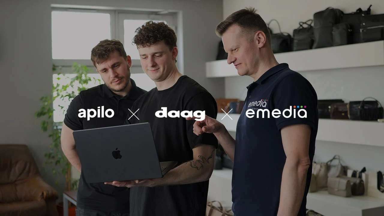Wdrożenie Apilo w marce DAAG: nasz specjalista z zespołem klienta przy laptopie