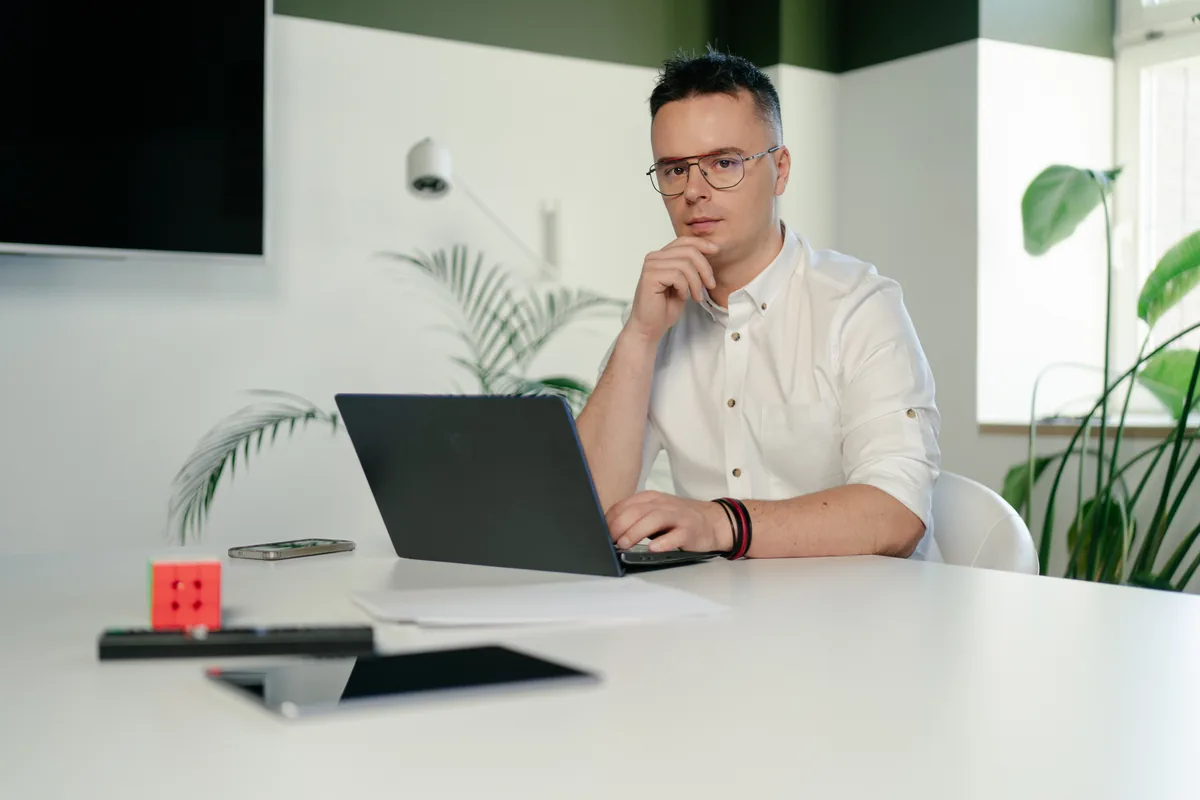 Praca nad kampanią reklamową w emedia